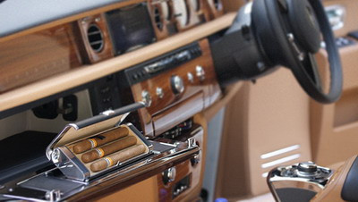 Hãng xe "đỉnh" Rolls-Royce cũng dành tặng cho những quý ông có sở thích hút xì gà chiếc hộp giữ ẩm xì gà thượng hạng, thế chỗ cho những hộp đựng găng tay trên những chiếc xe thông thường. Giá của những chiếc hộp xì gà như vậy là 3.900 USD.