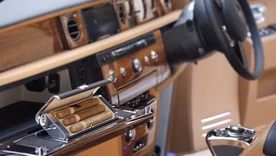 Hãng xe "đỉnh" Rolls-Royce cũng dành tặng cho những quý ông có sở thích hút xì gà chiếc hộp giữ ẩm xì gà thượng hạng, thế chỗ cho những hộp đựng găng tay trên những chiếc xe thông thường. Giá của những chiếc hộp xì gà như vậy là 3.900 USD.