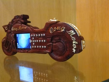 Toàn bộ phần thân máy được làm bằng gỗ sưa. Bên trong thân gỗ là chiếc điện thoại Nokia để không quá mất nhiều diện tích của các chi tiết khác. Sau khi phần "thô" là thân máy được hoàn thành, một thợ kim hoàn đã trang trí các chi tiết bằng vàng để tạo điểm nhấn. Công việc này không hề đơn giản vì vàng và gỗ không dễ "ăn" với nhau. Chính vì thế, việc trang trí cũng mất nhiều công đoạn và đòi hỏi sự tỉ mỉ cao độ.