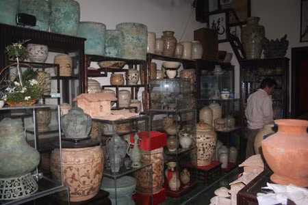 Những cổ vật được trưng bày một cách gọn gàng ngăn nắp.