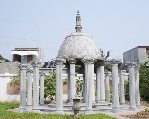 Công trình được đặt tên là "vườn treo Babylon" gồm 3 bậc sàn bằng đá, 24 cột đá và một mái đá lớn. Ông Khánh coi đây là nơi nghỉ ngơi, thưởng trà. Vị đại gia này muốn xương cốt của mình nằm vĩnh hằng dưới một lớp nước để tạo sự kín đáo, yên tĩnh và cũng là để con cháu đời sau được tự hào về khả năng của ông cha mình.