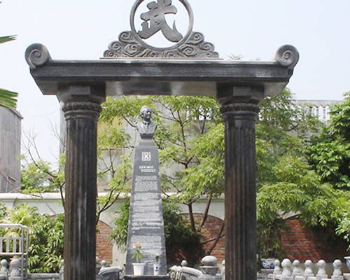 Cổng vào lăng mộ được dựng bằng 2 cột đá đen, mái cổng là một tấm đá đen lớn. Ở giữa lăng mộ là khối đá đen nặng 10 tấn, mặt trước là những dòng chữ khắc nội dung kể tài năng cũng như đóng góp của ông cho xã hội. Trên cùng tháp đá bức tượng bán thân của ông Khánh được chạm khắc tỉ mỉ.