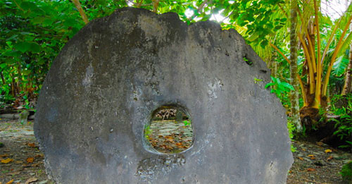 Đồng xu khổng lồ làm từ đá Rai của người dân sinh sống trên đảo Yap thuộc Micronesia, Thái Bình Dương là một trong những đồng tiền lớn nhất thế giới với đường kính từ 1,5 - 6 m và nặng tới 4 tấn. Theo đó, giá trị đồng tiền của người dân đảo Yap được định giá bằng kích cỡ, cân nặng và cách vận chuyển chúng.