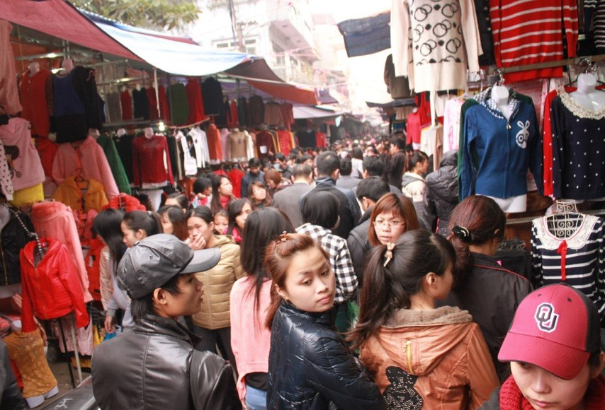 Ở đây, ngoài những cách định lượng thông thường, người ta còn bán vải, quần áo theo ký. Người mua bán tấp nập không chỉ ở chợ chính mà còn cả trên dọc con đường dẫn vào chợ dài ngót cây số.