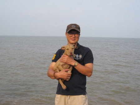 Là người khởi xướng phong trào chơi chó Pitbull tại Việt Nam, đến nay Tuấn "trắng" đã nhân giống thành công và cho ra đời thế hệ thứ 2. Những con Pitbull Việt Nam gốc Mỹ được Tuấn "trắng" cung cấp cho nhiều người chơi chó tại Hải Phòng và các tỉnh, thành trong cả nước với giá bán một con rẻ nhất từ 500, 700 đến 1.000 USD, mỗi năm anh kiếm cả trăm ngàn USD. Ảnh: Tuấn "trắng" cùng chú Pitbull tập luyện tại bãi biển Đồ Sơn, Hải Phòng.