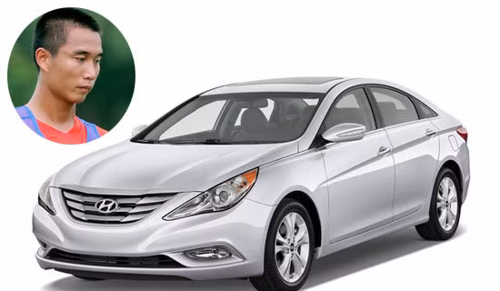 Trung vệ Cao Cường lại "kết" dòng Sonata của Huyndai. Chiếc xe màu bạc nhập khẩu nguyên chiếc từ Hàn Quốc này có giá 1,1 tỷ đồng.