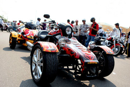 Một chiếc Harley Davidson Night Rod khác cực kỳ dữ tợn với chiếc đầu lợn rừng được vẽ cầu kỳ trên đầu xe.