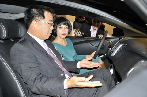 Mỹ Linh cho biết lần đầu được trải nghiệm xe Luxgen của người bạn, cô có ấn tượng mạnh về thiết kế, tính năng công nghệ cao. Vì thế, cô đang cân nhắc sở hữu một chiếc Luxgen5 mới nhất.