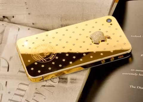 Chiếc điện thoại iPhone 4S của Apple lộng lẫy khi khoác lên mình chiếc "áo" vàng cùng với 215 viên kim cương tự nhiên. Giá trị sản phẩm khi hoàn thiện lên đến gần 160 triệu đồng.