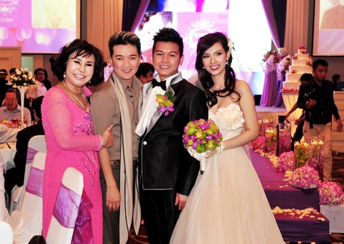 Bà Diệu Hiền trong ngày cưới của con trai với Quỳnh Chi.