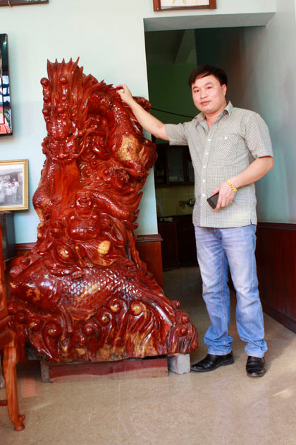 Đại gia này cũng tiết lộ, trong nhà mình, anh tâm đắc nhất tác phẩm cá chép hóa rồng với giá 350 triệu đồng được làm từ cây gỗ Lu nguyên khối 1.000 năm tuổi chuyển từ Lào về.