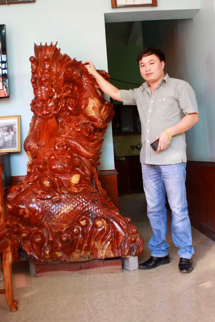 Đại gia này cũng tiết lộ, trong nhà mình, anh tâm đắc nhất tác phẩm cá chép hóa rồng với giá 350 triệu đồng được làm từ cây gỗ Lu nguyên khối 1.000 năm tuổi chuyển từ Lào về.