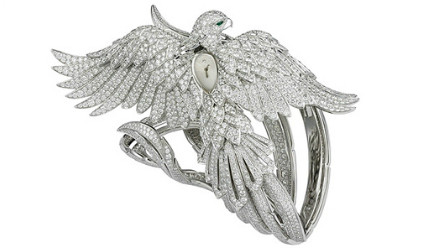 Chiếc đồng hồ hình chim phượng hoàng đặc biệt này có tên Secret Watch with Phoenix Bird, được đính kín toàn bộ bằng 3.010 viên kim cương, có giá 2 triệu 755 ngàn USD.