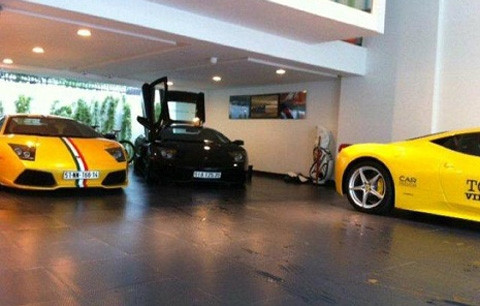 2 chiếc Lamborghini Murcielago và Ferrari 458 Italia màu vàng trong garage của Cường Đô la.