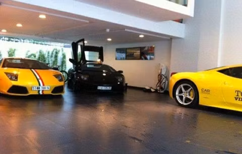 2 chiếc Lamborghini Murcielago và Ferrari 458 Italia màu vàng trong garage của Cường Đô la.