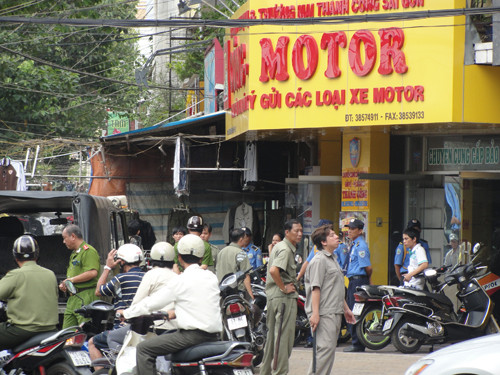 Nhiều người kéo đến cửa hàng của Huỳnh Văn Xuân để đòi nợ. Ảnh: Đất Việt Online.