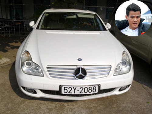 Sau khi Công Vinh sắm Mercedes SLK 200, tiền đạo Phan Thanh Bình cũng không kém cạnh khi sau đám cưới anh "tậu" ngay chiếc Mercedes - Benz CLS350 dành tặng vợ nhân dịp lễ tình nhân 14/2. Trước đó, Phan Thanh Bình cũng sở hữu chiếc Mitsubishi Grandis với giá 50.000 USD (1 tỷ đồng).