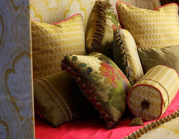 Royal Bed là một chiếc giường có nệm lò xo. Để sản xuất ra nó, các công nhân phải làm việc trong 700 giờ đồng hồ. Mọi công đoạn đều được tiến hành thận trọng, tỉ mỉ, thậm chí phải làm thủ công. Theo nhà sản xuất, nó được lấy cảm hứng từ chiếc giường hoàng gia Anh thế kỷ XVII - XVIII.