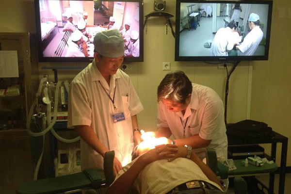 Lấy dị vật trong mắt ngư dân.