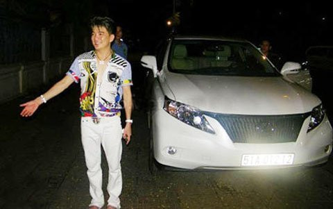 Với sở thích dùng những hàng hiệu nổi tiếng, đắt tiền, chiếc Lexus RX350 2011 mà "ông hoàng nhạc Việt" Đàm Vĩnh Hưng đang sử dụng cũng phần nào thể hiện được đẳng cấp của vị giám khảo The Voice Việt (Giọng hát Việt) này.