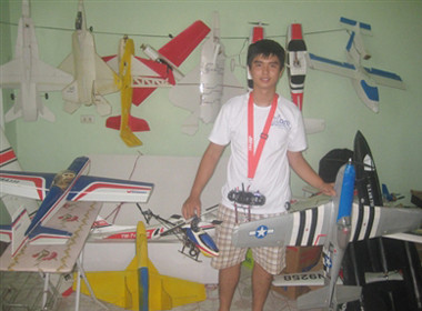 Đỗ Quốc Việt bên cạnh những mô hình máy bay tự chế của mình. Ảnh: Internet.
