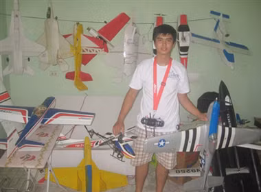 Đỗ Quốc Việt bên cạnh những mô hình máy bay tự chế của mình. Ảnh: Internet.