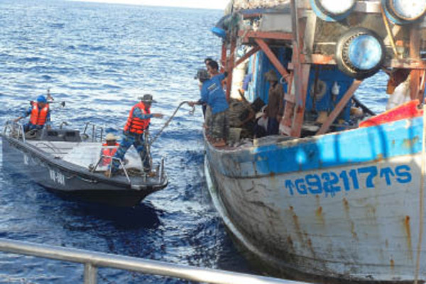 Đón ngư dân tàu cá bị ngộ độc cá hồng lên tàu bệnh viện.