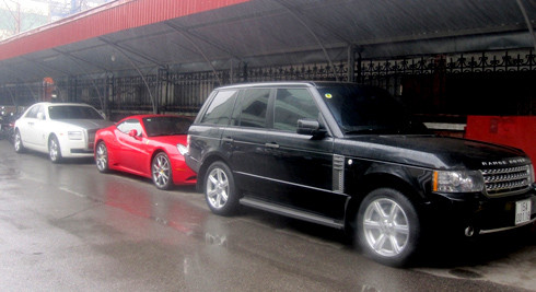 Land Rover Range Rover Supercharged được trang bị động cơ 5 lít V8 cho công suất 510 mã lực, mô-men xoắn cực đại 625 Nm, hộp số tự động 6 cấp và dẫn động 4 bánh toàn thời gian. Mức giá của mẫu xe này vào khoảng 95.000 USD.