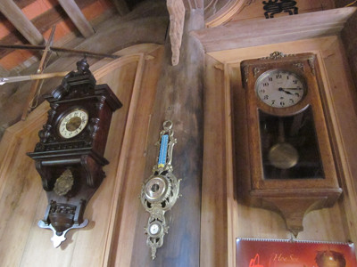 Hiện tại ông Thủy đang sở hữu đến cả trăm chiếc đồng hồ với giá từ chục triệu đến trăm triệu với chiếc đắt nhất lên tới 200-300 triệu đồng. Ông Thủy chia sẻ: "Đồng hồ của tôi chủ yếu làm từ đồng đen, đồng xanh và sứ, còn những chiếc cực "độc" thì tôi không có nhiều, căn bản là nó ít mà kết cấu thì vô cùng độc đáo bởi có chiếc được trám vàng hoặc gắn theo đá quý".