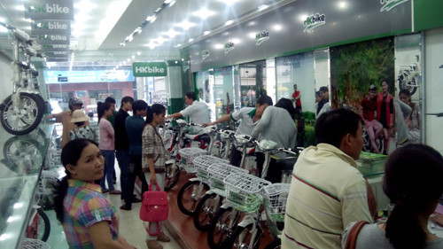 Với pin Lithium cao cấp, HKbike là xe đạp điện đầu tiên và duy nhất tại Việt Nam có thể đi được 70-85km trên 1 lần sạc (tính ra chỉ hết khoảng 4.000 đồng) . Chiếc xe này đang tạo nên "cơn sốt" đối với thị trường xe đạp điện Việt Nam bởi những tính năng vượt trội của nó. Tình trạng khách hàng xếp hàng chờ đợi mua xe HKbike vẫn đang diễn ra tại các showroom của hãng.