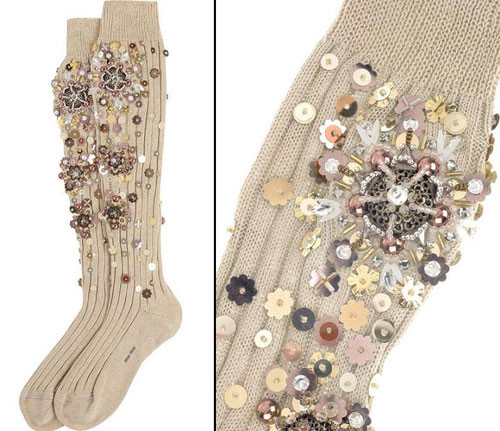Tất Miu Miu có giá 435 USD (tương đương với 8 triệu đồng). Tất được làm từ vải cotton nhưng được gắn thêm những trang sức như đồng xê-quin và những hạt cườm lấp lánh.