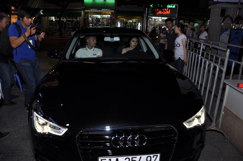 Chiếc xe này rất giống chiếc Audi 4 tỷ đồng mà Thủy Tiên tự mình lái đến "Bước nhảy hoàn vũ" với vai trò là giám khảo.