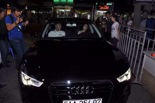 Chiếc xe này rất giống chiếc Audi 4 tỷ đồng mà Thủy Tiên tự mình lái đến "Bước nhảy hoàn vũ" với vai trò là giám khảo.