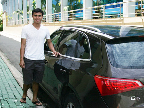 Giữa năm 2011, tiền vệ Phan Văn Tài Em cũng chi tới 3 tỷ đồng để sắm chiếc Audi Q5 màu nâu sang trọng, một trong những màu sắc rất hiếm tại Việt Nam, thuộc phiên bản 2.0 TFSI. Việc Tài Em sắm xe sang làm các đồng đội bất ngờ, bởi Tài Em vốn không được đánh giá là dân sành điệu, nhưng hoàn toàn bình thường khi xét tới thu nhập của cầu thủ này.