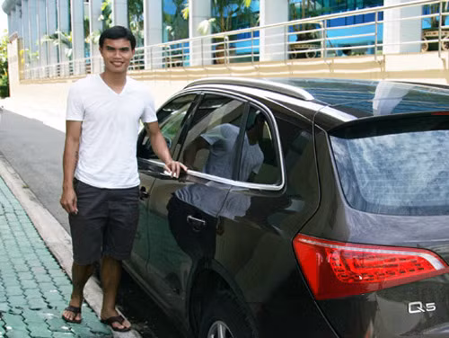 Giữa năm 2011, tiền vệ Phan Văn Tài Em cũng chi tới 3 tỷ đồng để sắm chiếc Audi Q5 màu nâu sang trọng, một trong những màu sắc rất hiếm tại Việt Nam, thuộc phiên bản 2.0 TFSI. Việc Tài Em sắm xe sang làm các đồng đội bất ngờ, bởi Tài Em vốn không được đánh giá là dân sành điệu, nhưng hoàn toàn bình thường khi xét tới thu nhập của cầu thủ này.