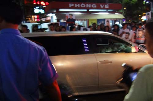 Hồi đầu năm nay, "ông hoàng nhạc Việt" còn chứng tỏ độ chịu chơi khi dùng siêu xế limousine đắt tiền đưa dàn thí sinh The Voice Việt của mình đến dự lễ trao giải.