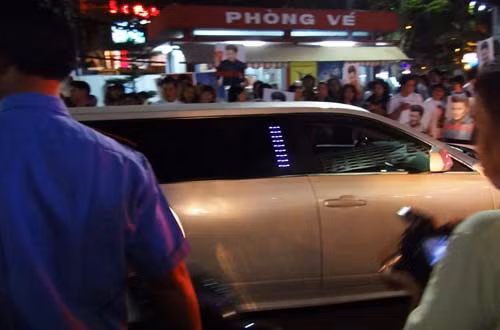 Hồi đầu năm nay, "ông hoàng nhạc Việt" còn chứng tỏ độ chịu chơi khi dùng siêu xế limousine đắt tiền đưa dàn thí sinh The Voice Việt của mình đến dự lễ trao giải.