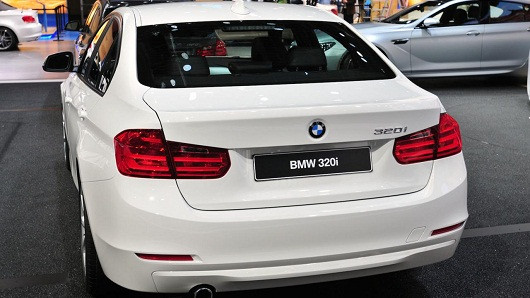 BMW trang bị cho 320i hộp số tự động 8 cấp, ngoài ra khách hàng có thể tùy chọn hộp số tay 6 cấp. Tốc độ tối đa của chiếc xe đạt 209 km/h.
