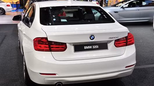 BMW trang bị cho 320i hộp số tự động 8 cấp, ngoài ra khách hàng có thể tùy chọn hộp số tay 6 cấp. Tốc độ tối đa của chiếc xe đạt 209 km/h.