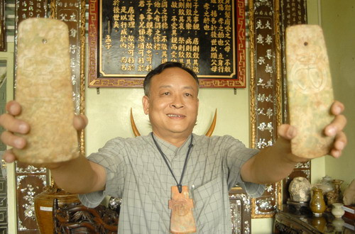 Ông Phan Tấn Nam bên bộ sưu tập thẻ bài và lệnh bài