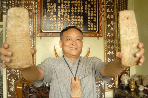 Ông Phan Tấn Nam bên bộ sưu tập thẻ bài và lệnh bài