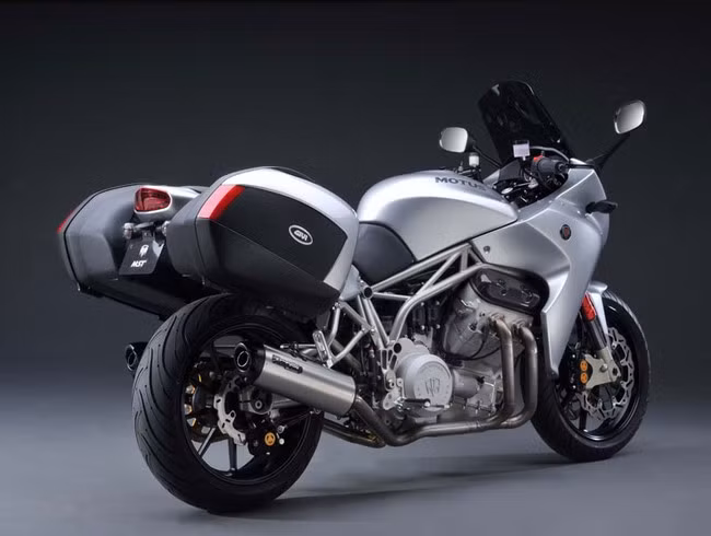 Cả Motus MST và MSTR 2014 đều được trang bị phuộc lộn ngược Ohlins NIX tiêu chuẩn, ốp bên có thể tháo lắp, cụm đồng hồ tích hợp màn hình màu LCD, chân chống đứng cùng kính chắn gió và tay lái tùy chỉnh. Giá bán của Motus MST 2014 khởi điểm từ 30.975 USD.