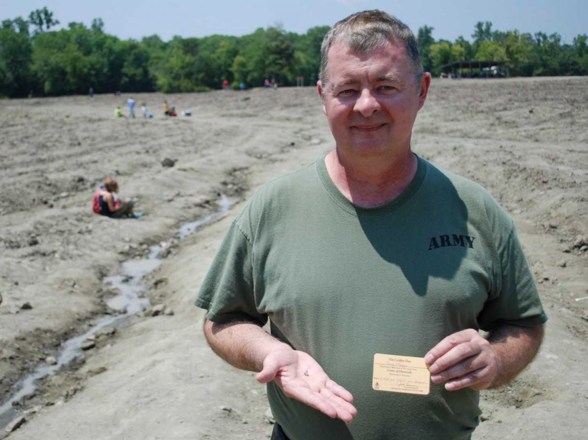 Ông Terry Staggs "khoe" viên kim cương Patriot mà mình đã nhặt được.