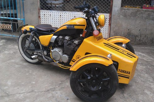 Điểm nổi bật của chiếc xe là hệ thống treo kiểu ô tô nhưng điều khiển bởi tay lái xe máy. Lực truyền từ tay lái, qua trục các-đăng làm mâm xoay (gắn bản lề) quay ngang theo hướng mũi tên đỏ, đẩy thước lái dịch chuyển sang trái/phải theo chiều mũi tên màu xanh. Khớp bản lề quay quanh trục (mũi tên tím) cùng với khớp rô-tuyn cho phép toàn bộ cụm bánh xe và hệ thống treo có thể dịch chuyển lên xuống.