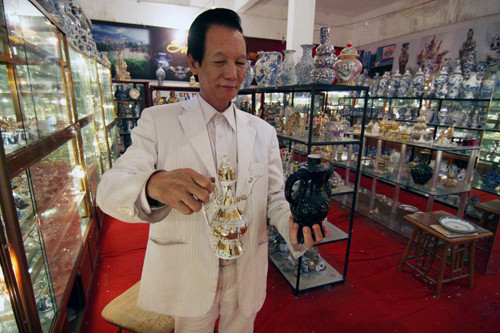 Quy trình làm gốm của "Hải đồ cổ" khá đơn giản. Đất được mua ở Hải Dương, Bát Tràng và nhập từ nước ngoài. Sau khi phân loại đất, thợ sẽ tạo hình ấm chén, bát đĩa rồi chạm trổ, đưa vào sơ nung và tráng men. Nếu làm ra hàng trắng, hàng bạch định thì vẽ toàn vàng, còn không thì vẽ sứ hoàn kim, vẽ xanh trắng rồi nung ở 1.300 độ để gốm tự động lên màu.