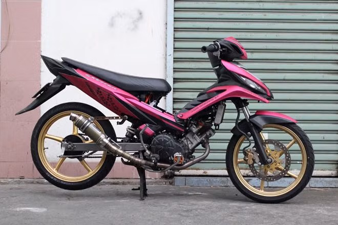 Chiếc Exciter độ đầu xe Luvias là sự kết hợp trong một phiên bản độ, mang phong cách xe đường phố. Dàn vỏ của xe được giản lược đáng kể, để lộ rõ khối động cơ và trông khá bụi bặm.