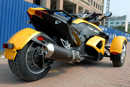 Chiếc 3 bánh này sử dụng động cơ 998 phân khối, kiểu V-Twin của hãng Rotax. Công suất tối đa đạt được là 106 mã lực, mô-men xoắn 104 Nm. Hệ thống làm mát động cơ bằng nước.