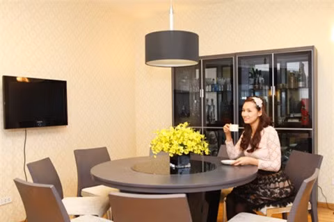 Căn hộ penthouse trị giá 30 tỷ đồng của vợ chồng Lã Thanh Huyền tọa lạc tại một biệt thự ở khu vực Hồ Tây có diện tích lên đến 300m2. Căn hộ có 10 phòng (mỗi phòng gần 50m2), trong đó có 1 sảnh lớn, 3 phòng ngủ, 1 phòng khách, 1 phòng bếp, 1 phòng đọc sách, 1 phòng tập thể dục, 1 nhà kho chứa đồ và khu vườn nhỏ.