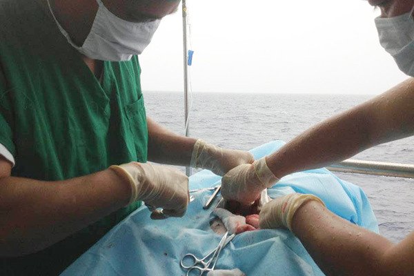 Phẫu thuật thử nghiệm trên biển.