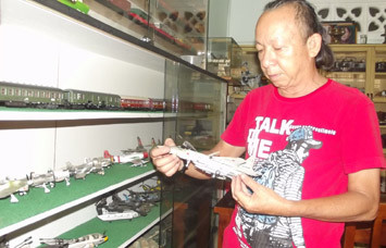 Nghệ sỹ Lý Được bên bộ sưu tập mô hình máy bay. Ảnh: Internet